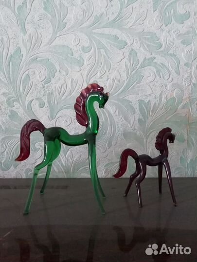 Фигурки из цветного стекла