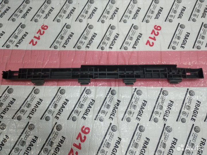 Кронштейн порога передний правый Mercedes-Benz