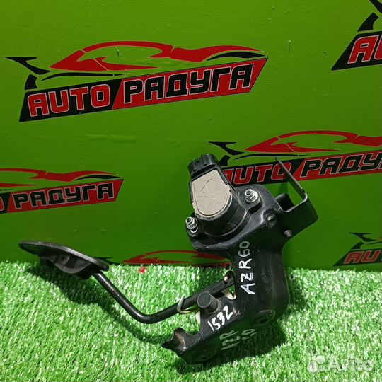 Педаль подачи топлива toyota AZR60G, AZR65G noah