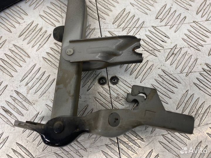 Б/У петля крышки багажника левый Kia Rio 3 UB D4FC