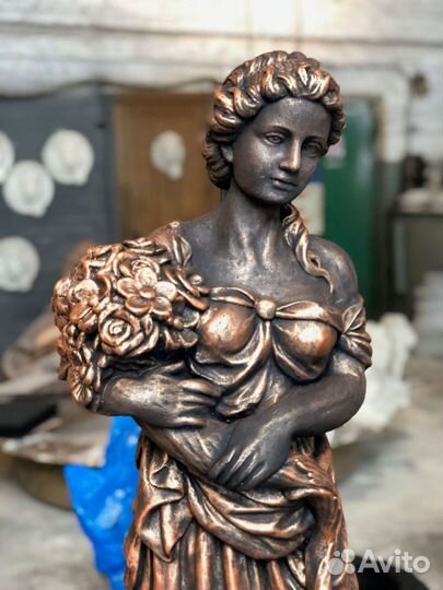 Скульптура девушки из бетона — Итальянка с букетом