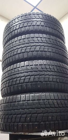 Dunlop SP Winter Ice 01 215/50 R17 95T