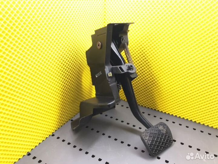 Педаль тормоза Mercedes-Benz C-Class W203 M111.955