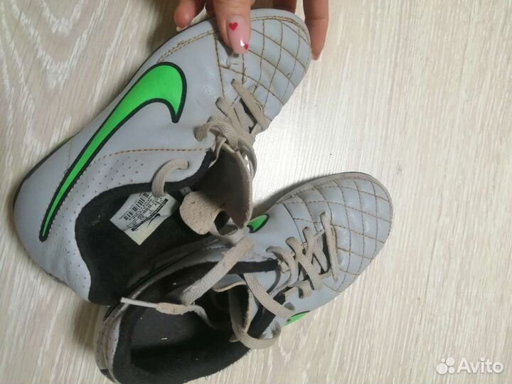 Футбольные бутсы Adidas и Nike