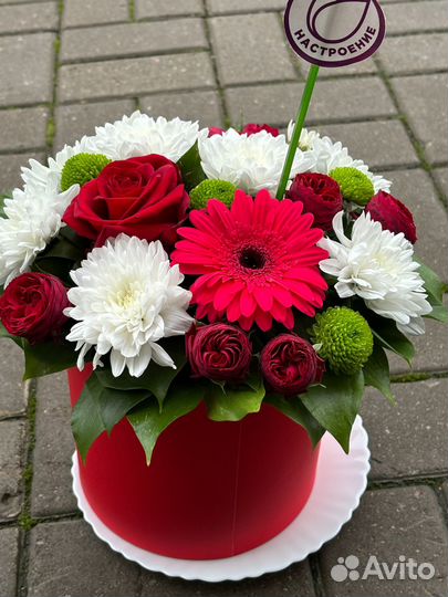 51 Роза Ред Наоми 50 см в оформлении