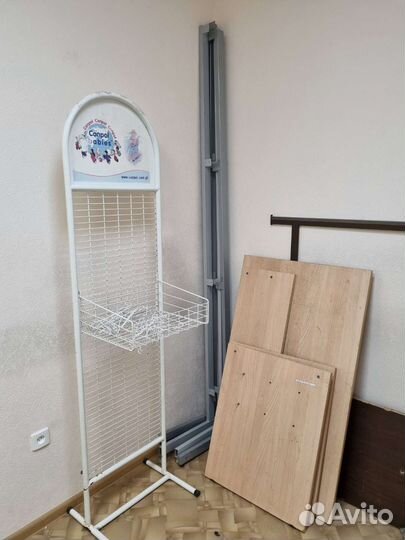 Стол и стеллажи