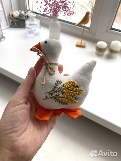 Интерьерные игрушки изо льна с вышивкой