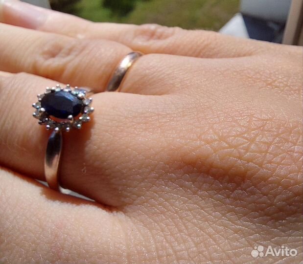 Золотое кольцо с бриллиантами и сапфиром