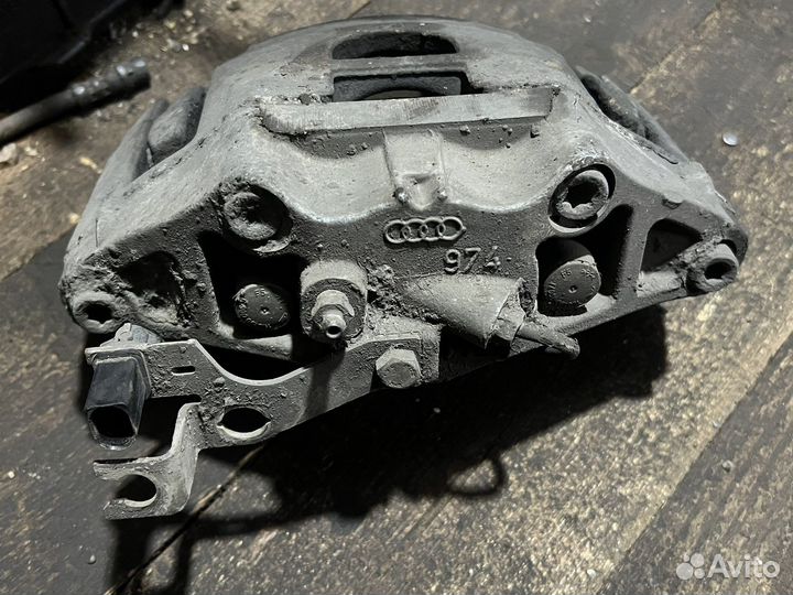 Передний правый супппорт Audi A4 A6 A8 4F0615124