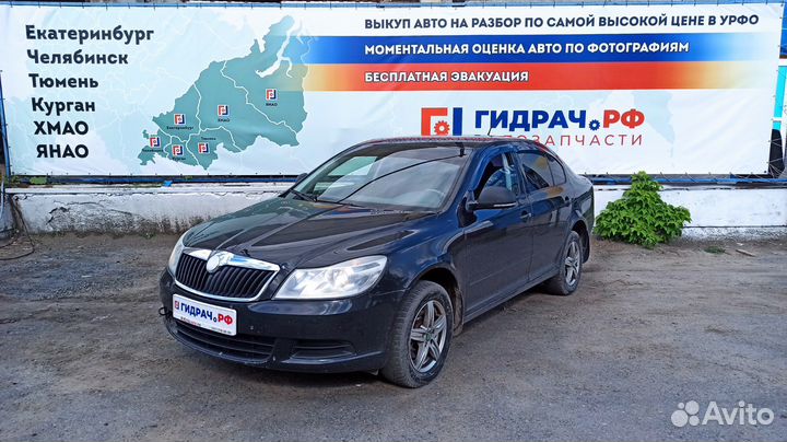 Ролик руч.ремня с кронштейном Skoda Octavia (A5) 06A903315F