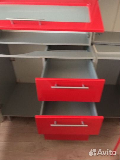 Столешница вырезана под мойку и варочную панель