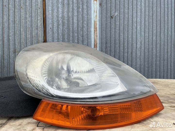 Фара правая renault trafic 2001-2006