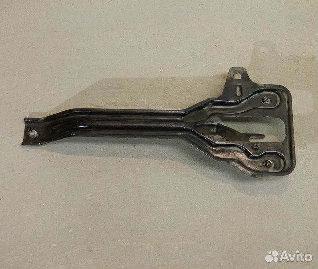 Кронштейн замка капота Ford Escape 1