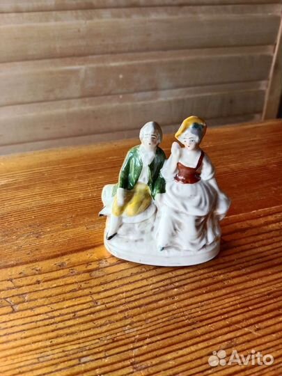 Миниатюрная статуэтка из фарфора