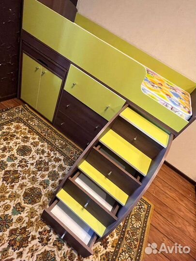 Детская кровать чердак со столом и шкафом