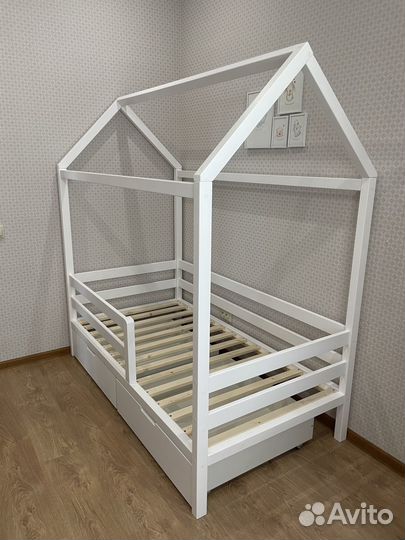 Детская кроватка домик