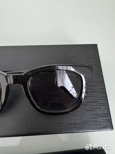 Солнцезащитные очки Yves Saint Laurent