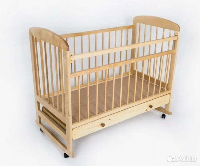 Детская кроватка с маятником и матрасом
