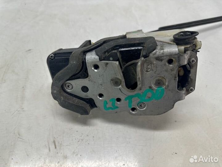 Замок боковой двери задний левый Opel Astra 2012