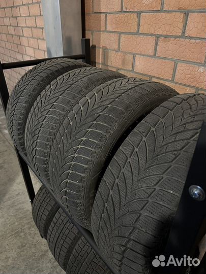 Goodyear UltraGrip Ice 215/60 R16