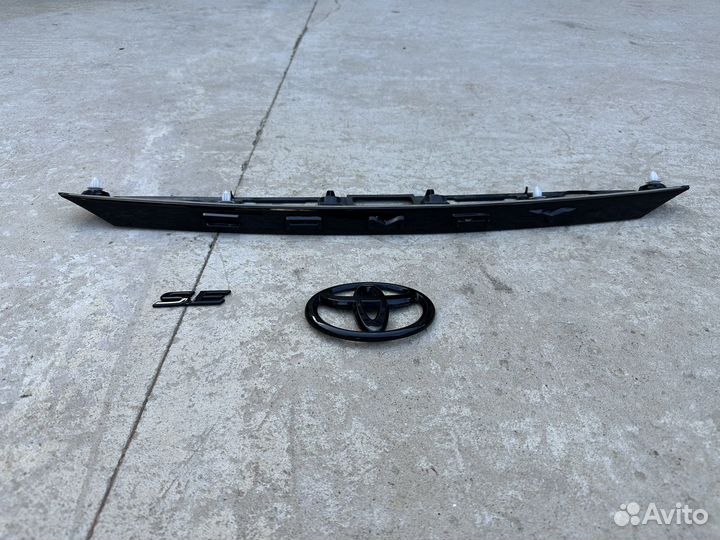 Эмблемы значки камри