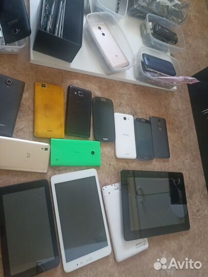 Телефоны и планшеты на запчасти под восстановление