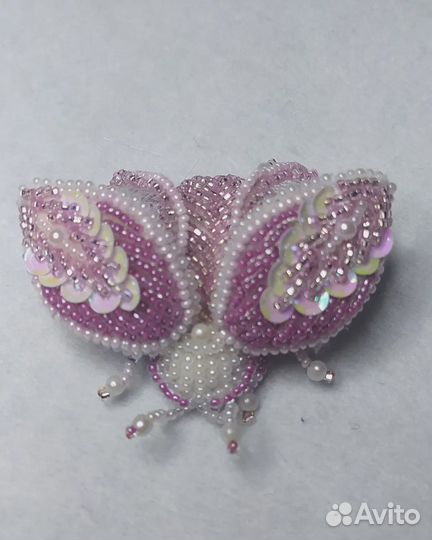 Брошь ручной работы из бисера 