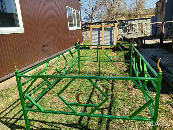 Оградки на кладбище. Столик и лавочка