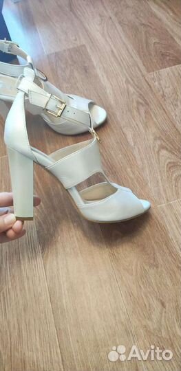 Босоножки белые