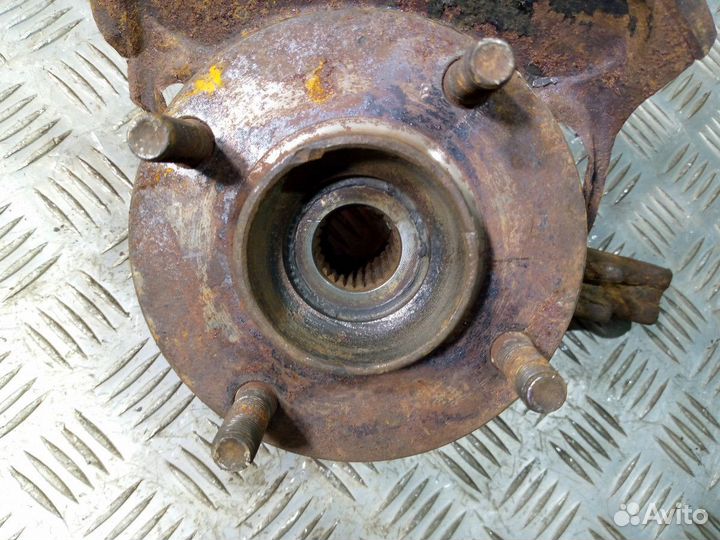 Кулак передний правый nissan Almera Classic