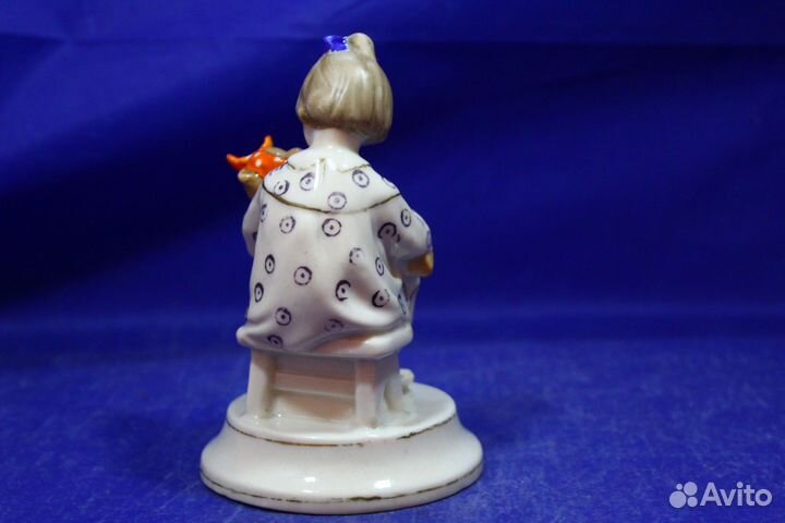 Фарфоровая статуэтка. У мишки зубки болят Девочка