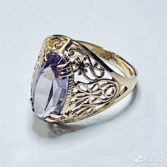 Золотое кольцо с камнем