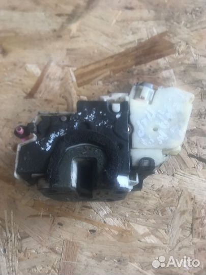 Замок двери передний левый Nissan Terrano LR50