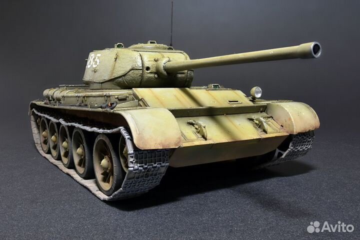 Продам сборную модель танка Т-44