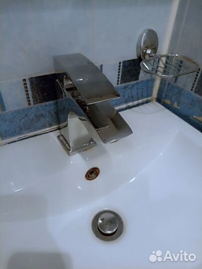 Тумба с раковиной и смесителем для ванной