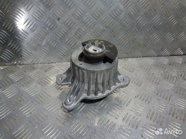 Опора подушка двигателя левая Мерседес 205