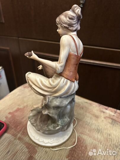 Статуэтка фарфор