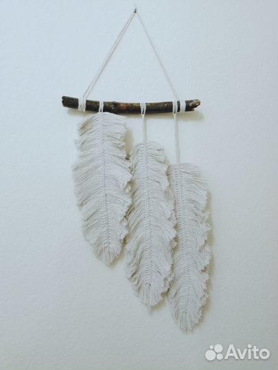 Настенное панно макраме перо