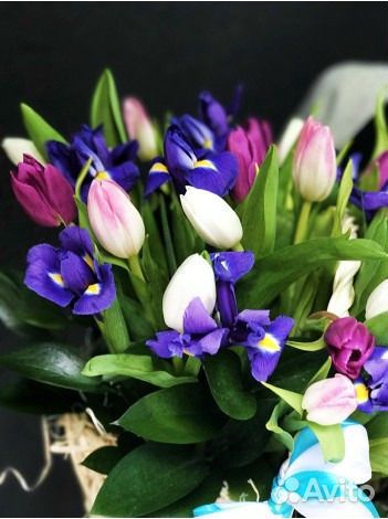 Корзина с ирисами