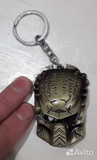 Брелок маска хищник