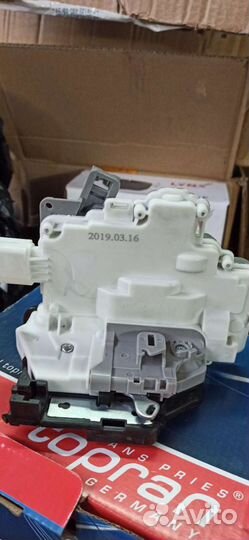 Замок двери передней левой Audi VW Skoda