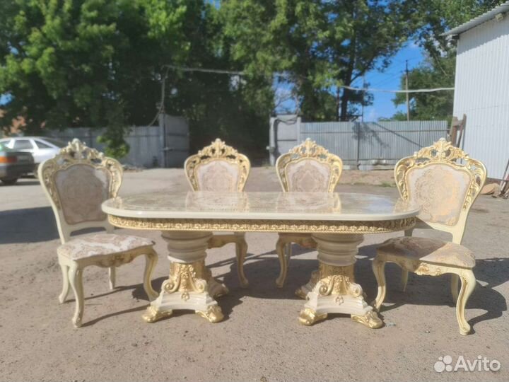 Стол и стулья