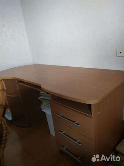 Большой письменный стол с ящиками