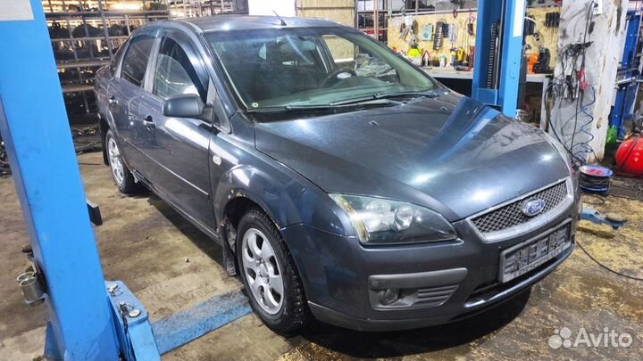 Обшивка багажника правая Ford Focus 2 1365402