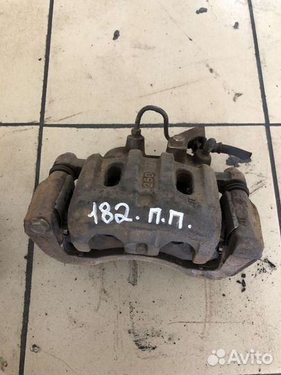 Суппорт передний Mitsubishi Montero Sport 1