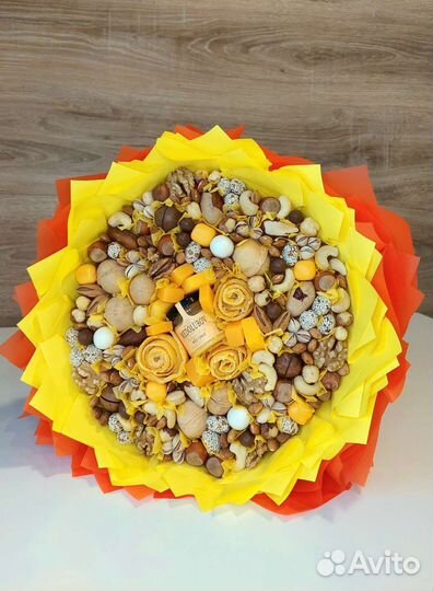 Букет из орехов, сухофруктов