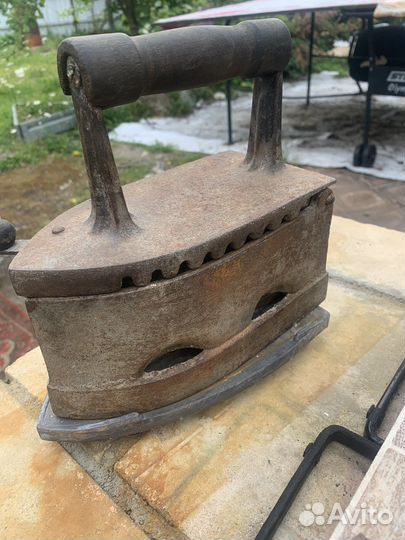 Старинный угольный утюг 