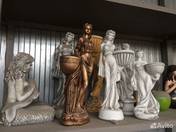 Фигура девушки из бетона