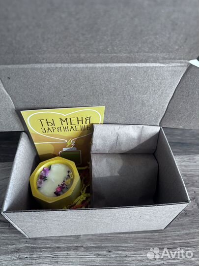 Подарочный набор: аромасвеча, чай, открытка