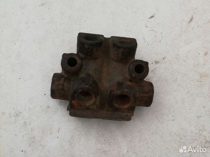 Распределитель тормозной системы Мазда Демио 1